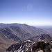 Der Gipfel ist erreicht. Das Bild zeigt das Panorama nach Osten. Am rechten Bildrand beginnt die Sahara.