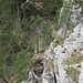Blick hinunter in den 1. Abschnitt des Abstiegs von der Bütziflue.Das Drahtseil ist gut zu erkennen und daneben der Pfad im Fels.