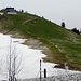 dem Wildspitz entgegen;
links Schnee-, rechts Krokus-Felder