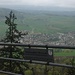 Der Aussichtspunkt. Das Geländer ist vom Verkehrs- und Verschönerungsverein Niederdorf, die Bänklein vom VVO