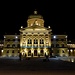 Palazzo Federale in notturna. A destra sono visibili i giochi d'acqua delle 26 fontane rappresentanti i 26 Cantoni svizzeri.