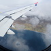 Während des Anflugs auf die Färöer - Die Küste ist in Sicht und "wir" werfen bereits einige Schatten ...