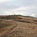 Im Aufstieg zum Eiðiskollur - Ausblick auf das letzten Abschnitt unseres Hinwegs. Zu sehen sind u. a. die etwa mittig auf dem Gipfelplateau gelegenen Masten. Die höchste Stelle befindet sich etwas weiter nördlich (hinten).