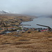 Im Abstieg vom Eiðiskollur - Bald geht unser erster Spaziergang auf den Färöern in Eiði zu Ende. Im Ort folgt noch ein kurzes Stück entlang der Straße, die wir gleich erreichen (am rechten Bildrand).