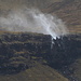 Bei Eiði - Ausblick zu einem Wasserfall auf Streymoy. Extreme Sturmböen treiben dort das Wasser eines Wasserfalls immer wieder nach oben ... (Zoom, Foto vom 29.04.2013).