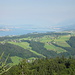 Blick zum oberen Zürichsee, der Seedamm Pfäffikon - Rapperswil ist im Dunst knapp erkennbar