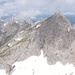 Ein schöner Anblick: die benachbarte Vogelkarspitze, links davon das Karwendeltal, das nach Scharnitz hinausführt. Rechts mit Wölkchen davor die Soiernspitze.