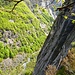 Blick über die Felskante ins Val Calneggia
