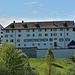 Klostergeschichte<br />	<br /><br />Zuerst Doppelkloster mit Muri<br /> <br />Die Benediktinerinnenabtei Hermetschwil im Kanton Aargau ist nördlich des Dorfes, unmittelbar über dem linken Reussufer, in einen sanft abfallenden Muldenhang eingebettet, am Freiämter Wanderweg.<br /> <br />Das Kloster Hermetschwil wurde 1082 in Muri als Doppelkloster zur dortigen Benediktinerabtei gegründet. Die ersten Nonnen kamen aus dem Kloster Berau bei St. Blasien im Schwarzwald. Ende des 12. Jh. wurde der Frauenkonvent nach Hermetschwil verlegt.<br />Nach der Reformation reorganisierte die Meisterin Meliora von Grüth (1553 bis 1599) die zerrüttete Ökonomie. Der Konvent wuchs wieder langsam an. Er stellte die Benediktusregel ins Zentrum seines Wirkens, was sich segensreich für die ganze Umgebung auswirkte.<br />Die bedeutendste Vorsteherin war Maria Küng von Zug (1615 bis 1644). Als Papst Urban VIII. das Kloster 1636 in den Rang einer Abtei erhob, wurde sie die erste Äbtissin.<br /> <br /> <br />Aufhebung und Wiederherstellung<br /> <br />1841 wurden die Frauenklöster im Kanton Aargau aufgehoben, darunter auch Hermetschwil und 1843 wieder hergestellt. Hermetschwil fristete unter der staatlichen Bevormundung ein kümmerliches Dasein bis zur nächsten Aufhebung 1876. Ein Konsortium erwarb die Klostergebäude. Dieses verkaufte die meisten Liegenschaften an die Gebrüder Andreas und Josef Keusch.<br />1878 kauften die Nonnen einen Teil der Anlage zurück. Der Kanton Aargau gestattete einigen Schwestern zu bleiben. 1892 erlaubte der deutsche Kaiser Wilhelm II. mit einem Teil des Konventes die Übersiedlung ins ehemalige Dominikanerinnenkloster Habsthal bei Sigmaringen. Als im Jahr 1973 die konfessionellen Ausnahmeartikel der Klosteraufhebung in der Bundesverfassung in einer Volksabstimmung beseitigt wurden, erhielt das Kloster seine volle Existenzberechtigung zurück, durfte offiziell wieder Novizinnen aufnehmen.<br />Nach dem Tod der Äbtissin Maria Scholastika Beil im Jahre 1985 wurde mit der Neuwahl<br />von Sr. Maria Angelika Streule der Sitz in die Schweiz verlegt. Das Kloster Hermetschwil erhielt den alten Status als Abtei zurück. Das Kloster Habsthal hingegen wurde selbständiges Konventualpriorat.<br /> <br /> <br />Der Frauenkonvent heute<br /> <br />Mit der Devise “BETE UND ARBEITE“ leben heute neun Schwestern als kleine Gemeinschaft nach der Regel des Hl. Benedikt. An erster Stelle stehen der Lobpreis Gottes in der Eucharistie, im Stundengebet und in der Meditation. Neben diesen geistlichen Übungen nimmt die Arbeit einen wichtigen Teil des Tages ein: z.B. Hotienbäckerei, nähen von Paramenten, Weben, Sakristanendienst, Imkerei, Karten- und Kerzenherstellung, Haus- und Gartenarbeit.<br /> 
