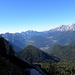 Blick Richtung Sudwesten ins Valle di San Lucano-mitte und Val Cordevole-nach rechts.