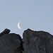 Mond hinter Felsen