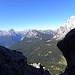 Überschreitung des Schlucht zwischen Cima Lastei und Cima Nord de San Sebastian .Im Hintergrund es zeigt sich Dolomiti di Pala, zwischen Monte Agner-links und Moiazza-rechts.