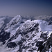 Zufallspitze (3757m), Cevedale (3769m), Königspitze (3851m) und Monte Zebrú (3735m) vom Ortler-Gipfel (3905m). Dahinter der stark vergletscherte Forno-Kessel, der vom südlichen Teil der Ortler-Gruppe eingeschlossen wird.