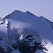 Nordflanke des Hohen Angelus (3521m), aufgenommen vom Gipfel der Tschengelser Hochwand (3375m). Diesen Gipfel haben wir am Vortag über den Südwestgrat bestiegen (rechts). 