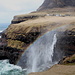 Gásadalur - Blick zum Wasserfall Múlafossur. Dieser wird immer wieder von extremen Strumböen in unterschiedlichste Richtungen getrieben, einige Sonnenstrahlen lassen sogar einen Regenbogen entstehen ...