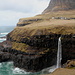 Gásadalur - Blick zum Wasserfall Múlafossur. Alles scheint "normal". Beim Anblick dieses Fotos lässt es sich kaum erahnen, dass vor kurzer Zeit der Wasserfall noch komplett anders aussah ...