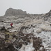 Im Aufstieg von Gásadalur zum Skarð - Hier kurz vor Erreichen des Skarð (Pass). Mittlerweile gehen starke Schnee- und Graupelschauer nieder.