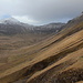 Im Abstieg zwischen Skarð und Gásadalur - Ausblick hinein ins gleichnamige Tal Gásadalur, welches u. a. vom Árnafjall flankiert wird. Dieser ist mit 722 m der höchste Berg der Insel Vágar.