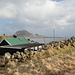 In Gásadalur - Ausblick über einiger Gebäude des Ortes. Im Hintergund ist u. a. Tindhólmur zu sehen