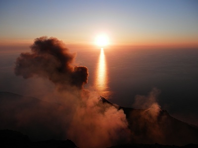 Dampfender Sonnenuntergang am Stromboli