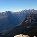 Zoom nach Nordwesten zum Monte Agner und Pala Grande de San Lucano-links, Dolomiti di Pala-rechts im Hintergrund(mit Cima Vezzana,Cima Bureloni,Cime di Focobon und Monte Mulaz, vlnr).