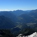 Tiefblick nach Westen, ins Val Cordevole und Val di San Lucano.
