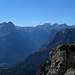 Tiefblick ins Val Cordevole, mit Cima Grande de Lucano-links und Lastia di Framont mit Dolomiti di Pala dahinter,rechts im Hintergrund.