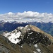 Der Blick vom Gipfel zu den südlichen Bündner Bergen und dem benachbarten Gaggio.