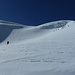Anstatt zu Fuß vom Adlerpass aus erreichen steigen wir -wie die Masse auch- mit Ski zum oberern Gletscherplateau.
