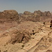 grandioser Ausblick, knapp rechts der Bildmitte am Fuße der Berge liegt Petra
