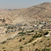 Wadi Musa, links unten der Eingang nach Petra, in der Bildmitte das Mövenpick Hotel und andere Hotels drum herum