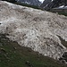 Kurz vor der Alp Laschadura (2000m) versperrt ein mächtiger Lawinenkegel den Weg. Mit dem Auto wäre hier Ende der Tour aber als Berggänger stellt so ein Schneehaufen kein Hindernis dar!