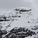 Der Gipfelkopf vom Piz Terza (2685m) im Zoom fotografiert. Da der Berg im Nationalpark steht und kein markierter Pfad auf den Gipfel führt darf er nicht bestiegen werden.