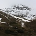 Unterhalb der verfallen Alphütten Margun erkannte ich erstmals den Piz Nuna (3123,8m) der sich zuvor vollständig in Wolken versteckte. Mein Aufstieg verläuft über den aperen Rücken nach Links oben wo sich der Biwakplatz auf 2600m befindet.