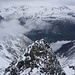 Aussicht vom Piz Nuna (3123,8m) hinunter ins Inntal. Gegenüber ist die Silvretta mit der Piz Buin Gruppe dessen Gipfel leider alle in den Wolken stecken.