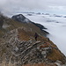Jonas am Gipfelgrat vom Ladholzhorn, hinten der Gipfelsteinmann.