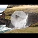 Gásadalur - Blick zum Wasserfall Múlafossur. Extreme Sturmböen wehen die herabstürzenden Wassermassen (wie auch herbei gelaufene "Wander- und Videofreunde" ;-) immer wieder durcheinander.