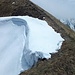 Riesige Wechten und viel Schnee erschweren Mitte Mai noch den Abstieg von Haldigrat gegen Norden.