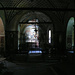 Dal pertugio del portale si scorge l'interno della chiesa