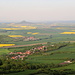 Srdov - Ausblick aus dem Gipfelbereich in etwa östliche Richtung. Vorn ist das Dorf Mnichovský Týnec (Ortsteil von Chožov) zu sehen.