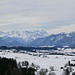 Ausblick von der Aindlinger Höhe: links das Estergebirge, in der mitte das Wetterstein mit der Zugspitze und rechts die Ammergauer Alpen