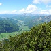 Richtung St. Johann in Tirol und Erpfendorf - dahinter der Kaiser mit einer Wolkenkrone auf - rechts aussen oberhalb der Latschen das flache Gipfelplateau des Fellhorns