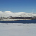 Südlich des Slættaratindur - Blick aus der Nähe der Straße Eiði - Gjógv zum Stausee Eiðisvatn. Im Hintergrund ist die verschneite Nachbarinsel Streymoy zu sehen. Foto vom 03.05.2013.