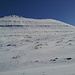 Südlich des Slættaratindur - Blick aus der Nähe der Straße Eiði - Gjógv zum höchsten Berg der Färöer. Rechts des Gipfelbereiches schließt sich der Ost-Grat des Slættaratindur an. Durch die darunter liegende Südlanke erfolgte unser Aufstieg.  Foto vom 03.05.2013.