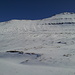 Südlich des Slættaratindur - Blick zum höchsten Berg der Färöer aus der Nähe der Straße Eiði - Gjógv. Gut sind die Steilstufen in der Südflanke des Slættaratindur zu erkennen. Links ist das Plateau am Hálsur 705 m zu sehen. Foto vom 03.05.2013.