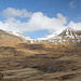 Bei Eiði - Ausblick aus etwa westlicher Richtung (Straße Eiði - Gjógv) über das Øksnadalur zum Slættaratindur. Links ist die Erhebung Manssetur (615 m) zu sehen. Foto vom 28.04.2013, 2 Tage vor der Tour.