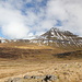 Bei Eiði - Ausblick aus etwa westlicher Richtung (Straße Eiði - Gjógv) zum Slættaratindur. Der Gipfelbereich ist schneebedeckt und vereist. Foto vom 28.04.2013, 2 Tage vor der Tour.