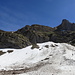 Schneller und schonender Abstieg auf letzten Schneefeldern oberhalb Chrüzböhl/Meglisalp