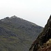 Gegenueber von Yr Aran sieht man den Gipfel vom Snowdon (1085m), der alles ueberragt, und auf dem es heute ein wenig geschneit hat.