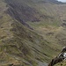 Vom Gipfel des Yr Aran (747m) hat man dann eine tolle Rundumsicht, da der Berg etwas abseits steht. Im N erblickt man nochmal 300m hoeher den Snowdon (1085m), den hoechsten Berg von Wales. Damit ist Snowdon auch der hoechste Berg in GB ausserhalb Schottlands. Snowdon hat daher eine recht ausgepraegte Prominenz (Schartenhoehe), da der naechsthoehere Berg ca. 300km entfernt ist.<br />